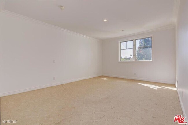 Building Photo - 430 N Oakhurst Dr