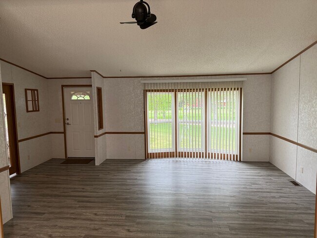 Foto del edificio - ~ APPLICATIONS PENDING ~ 3 Bedroom, 2 Bath...