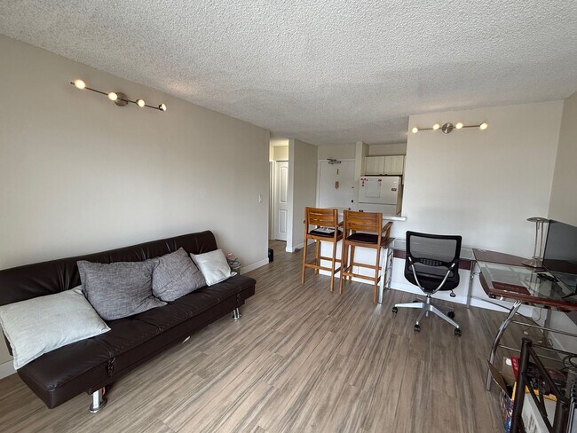 Foto del edificio - Conveniently Located One Bed/One Bath/One Parking at Piikoi Plaza