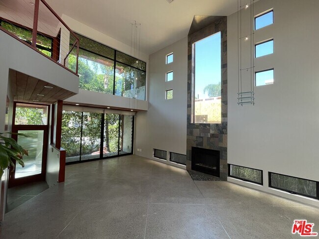 Foto del edificio - 8839 Dorrington Ave