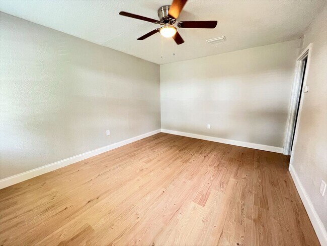 Building Photo - Renovated 2 Bedroom Jacksonville Heights A...