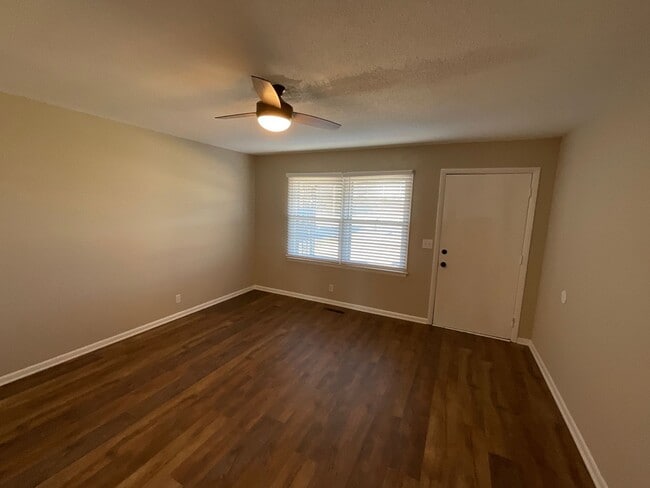 Building Photo - GREAT ranch style duplex in Murfreesboro!