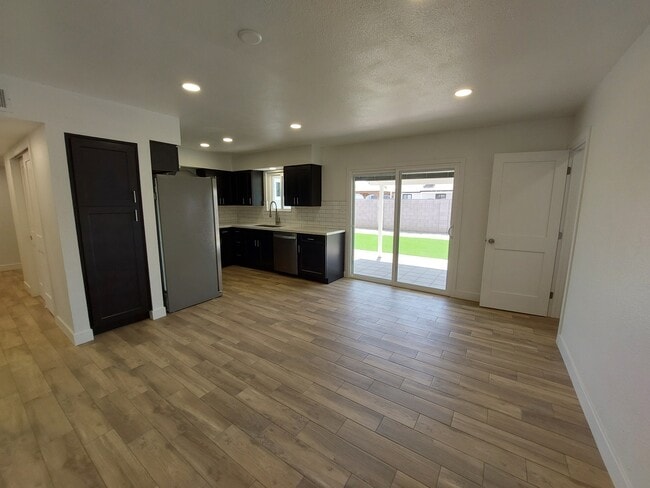 Dining Area & Kitchen - 1233 W Manhatton Dr