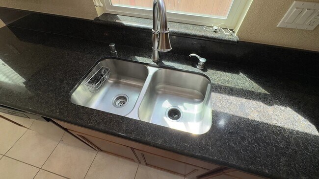 Foto del edificio - 2501 Chuck Hammond Dr