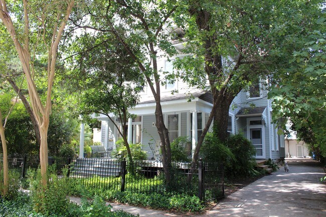 Foto del edificio - 215 Beauregard St