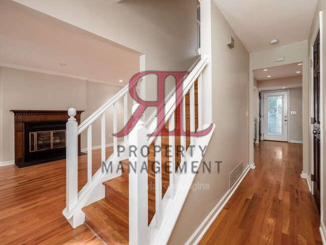 Building Photo - 362 W 4th Ave