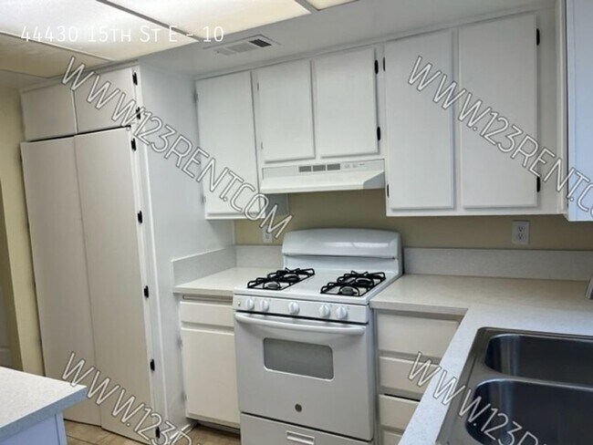 Foto del edificio - 44430 15th St E