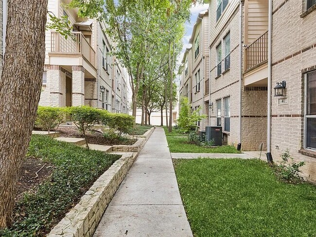 Foto del edificio - 4830 Cedar Springs Rd