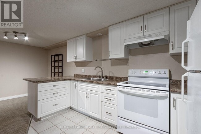 Building Photo - 415 Norrie Crescent