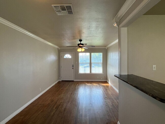 Building Photo - UPDATED CENTRAL CITY HOME