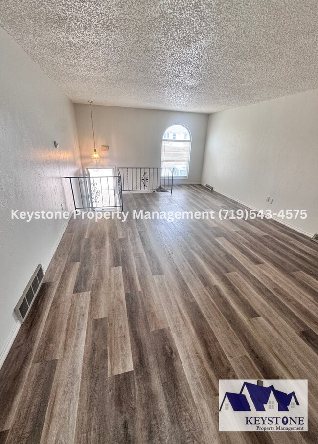 Foto del edificio - Charming Duplex in Pueblo West – Comfortable & Convenient Living $1300/$1300