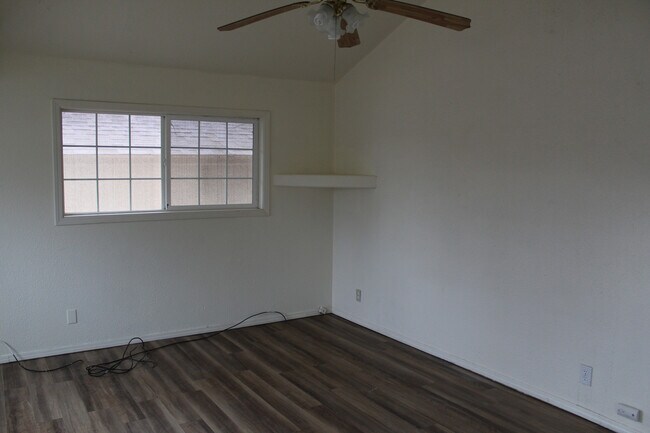 Foto del edificio - 2437 Darrow Ave