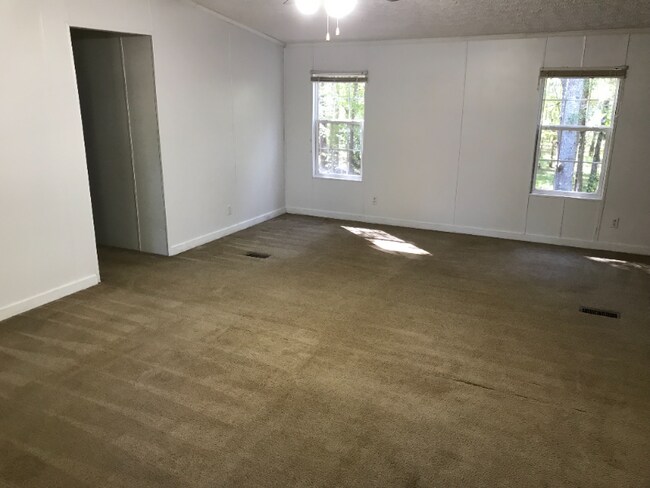 Building Photo - 144 River Oak Dr SW
