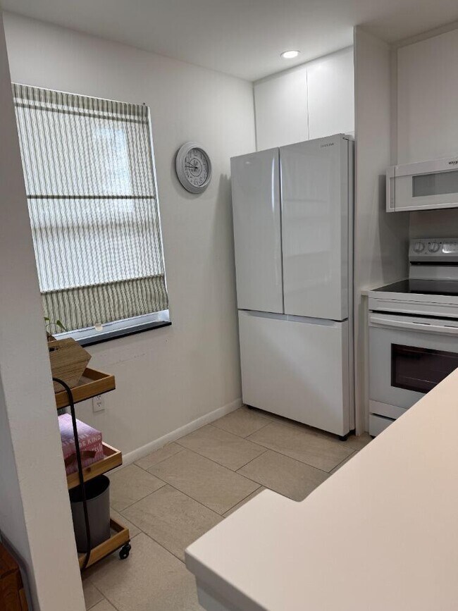 Foto del edificio - 9360 Lime Bay Blvd