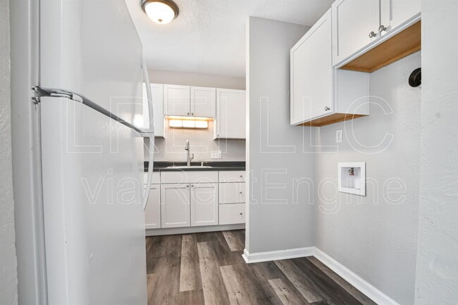 Building Photo - 1202 E Walford Dr