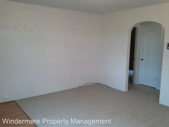 Building Photo - 3 br, 1 bath House - 888 E. Kelly Road #A