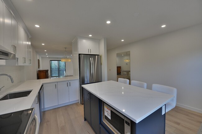 Building Photo - 2338 Rue Saint-Jacques
