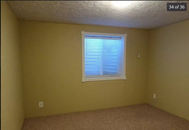 Foto del edificio - Spacious 5 bed 2 bath Home with TONS of St...