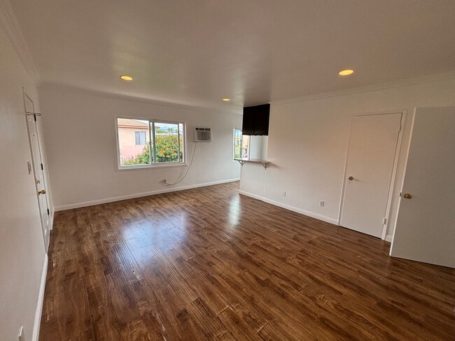 Building Photo - 7033 Fulton Ave
