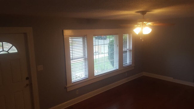 Sala de estar - 121 Avery St