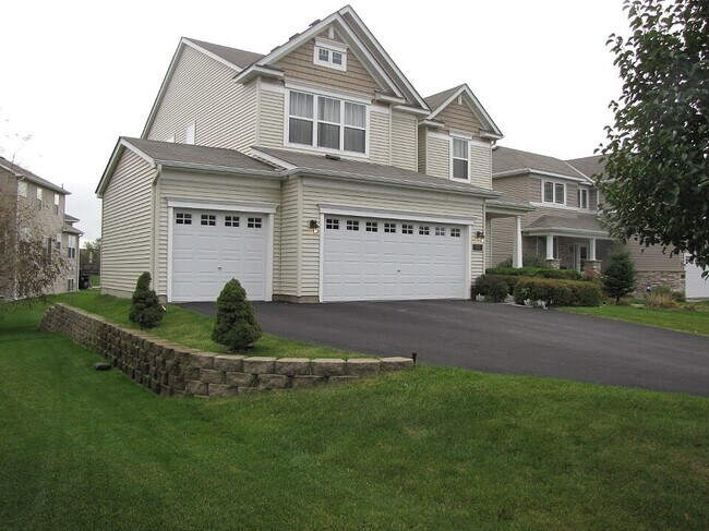 Building Photo - AVAILABLE! 4 Bedrooms on upper level! Comm...