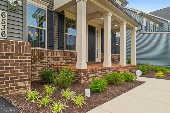 Building Photo - 6536 Clubhouse Dr