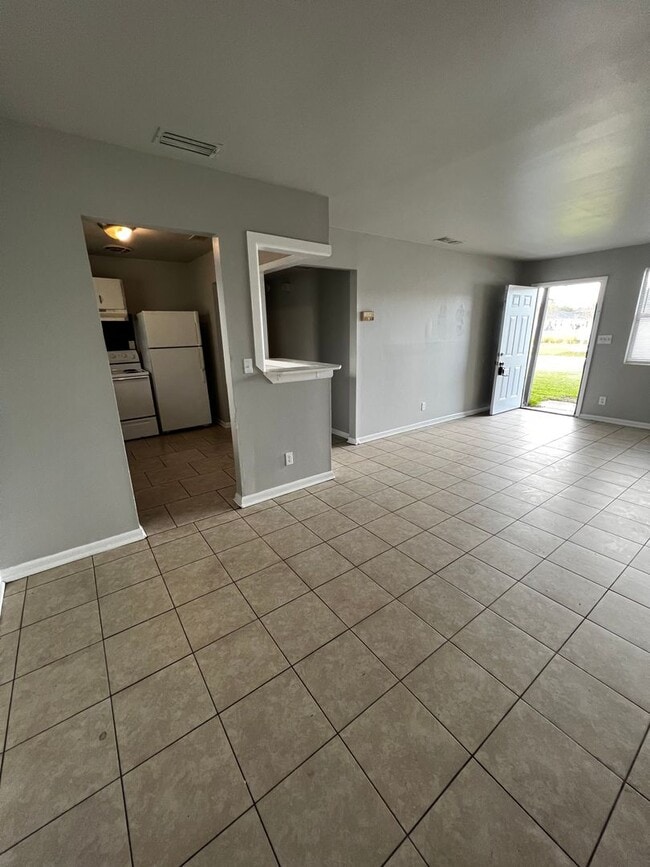 Building Photo - Spacious 4/2 in West JAX!