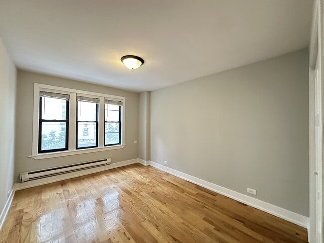 Building Photo - 551 W Roscoe St