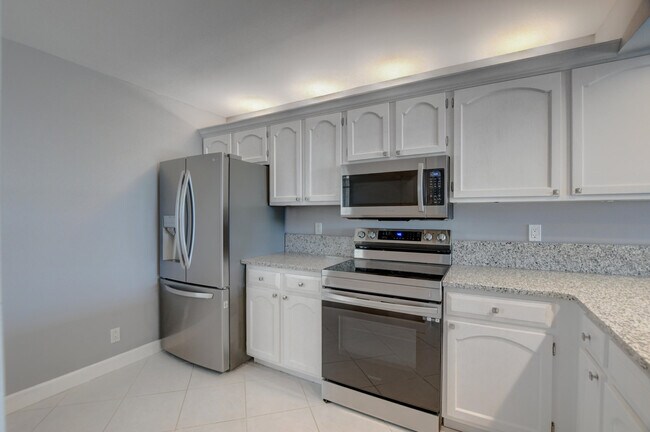 Building Photo - 14 Royal Palm Way