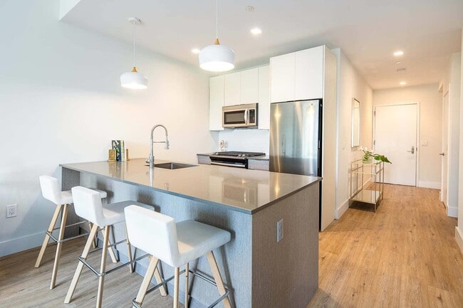 Building Photo - 323 Pine St