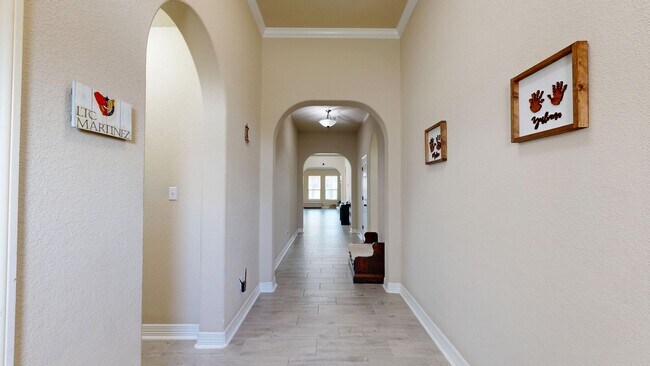 Foto del edificio - Spacious 4-bedroom, 2.5 bath, 3 car garage...