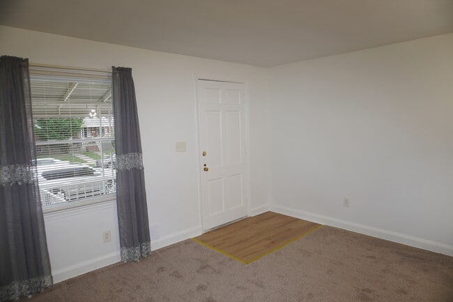 Building Photo - 137 Riverthorn Rd