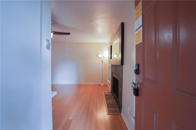 Building Photo - 1 Bed / 1 Bath Home with Fireplace & Walk-...