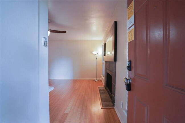 Foto del edificio - 1 Bed / 1 Bath Home with Fireplace & Walk-...