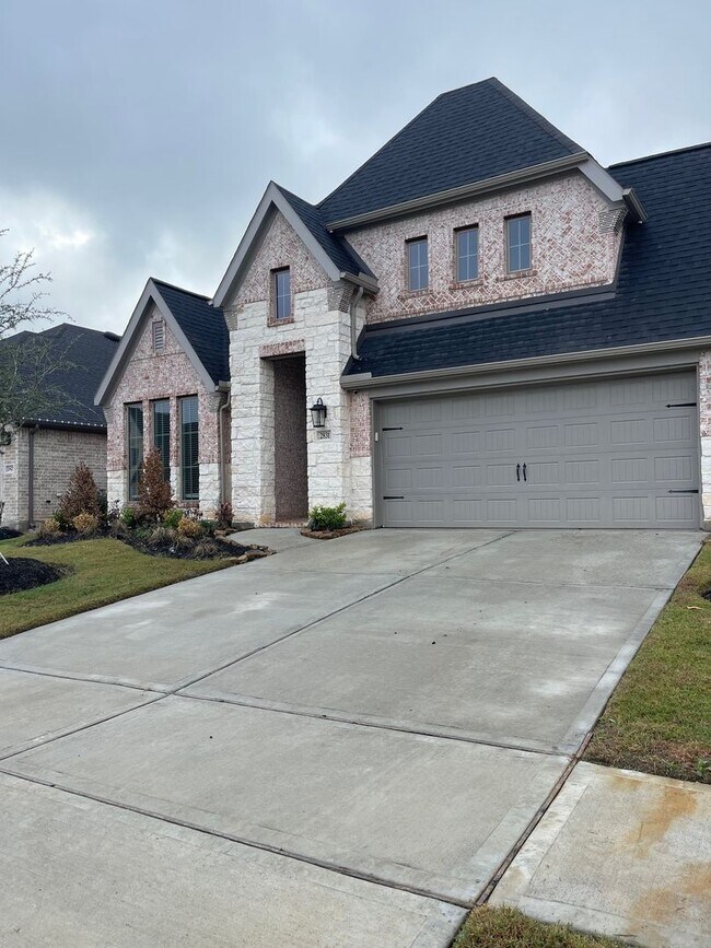 Building Photo - Like New Spacious Open Floorplan!!!