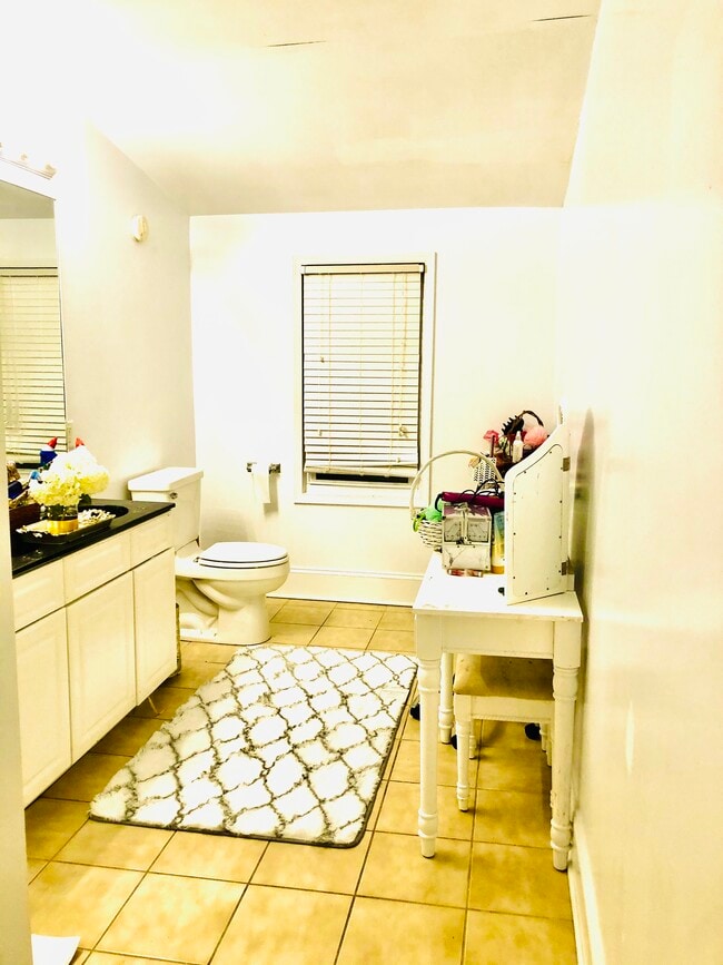 Baño n.° 1 - 823 W Miner St