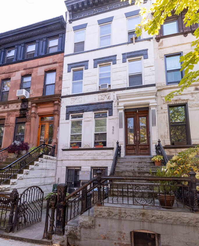 Primary Photo - 590 Jefferson Ave