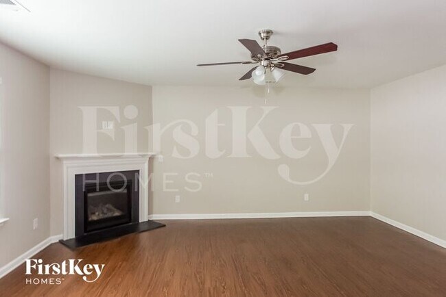 Foto del edificio - 5931 Sanders Farm Ln