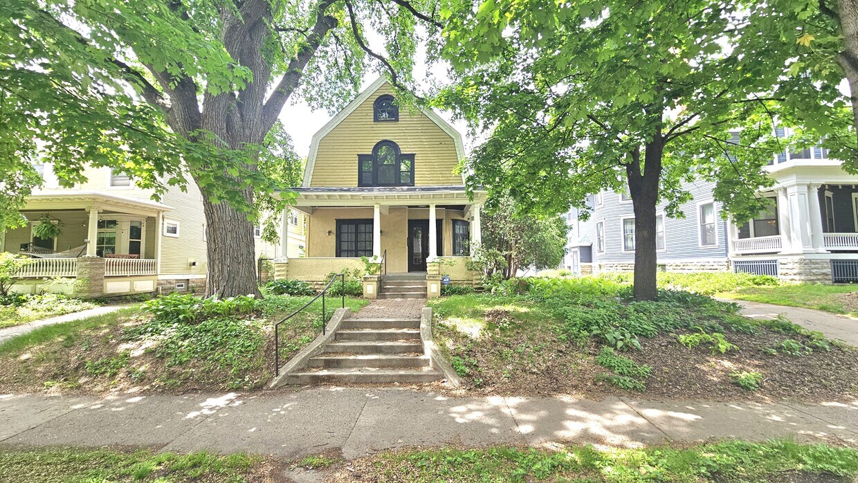 Foto principal - 2408 Bryant Ave S
