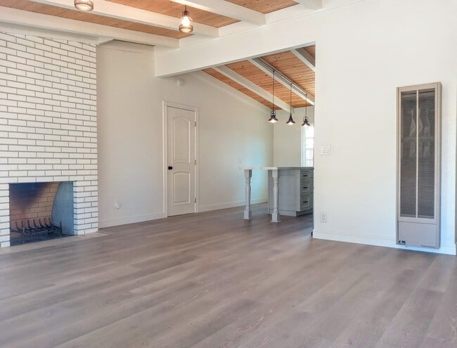 Building Photo - Beautifully Remodeled 2bd Single Story Hou...