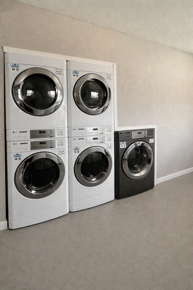 Foto del edificio - Beautiful, spacious property with an excellent location!