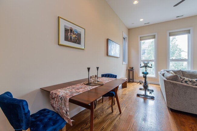 Dining area - 1524 W Thomas St