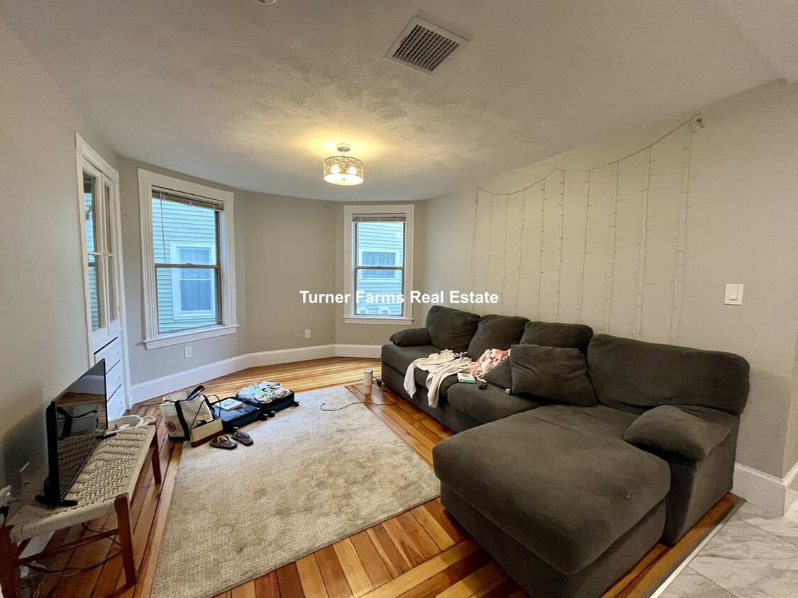Primary Photo - 267 E Cottage St