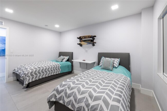 Building Photo - 5415 Collins Ave
