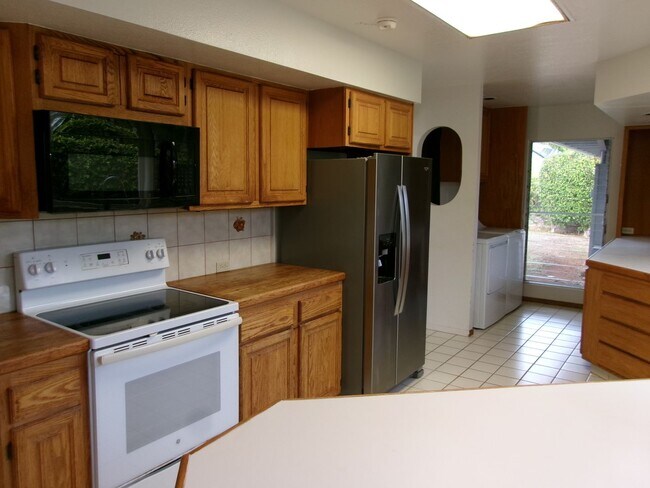 Building Photo - 580 N Kalaheo Ave