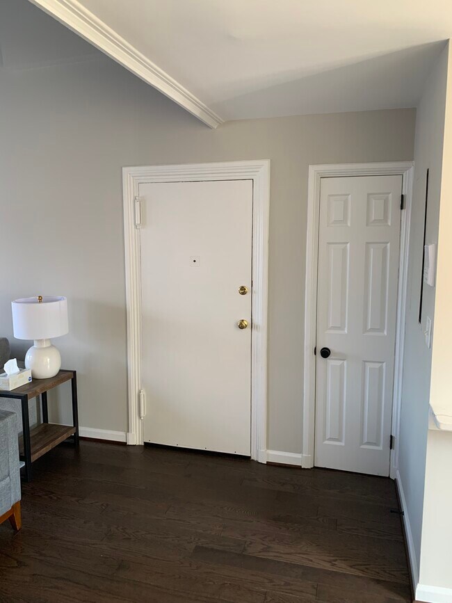 Building Photo - 2 Bed, 1 Bath Condo