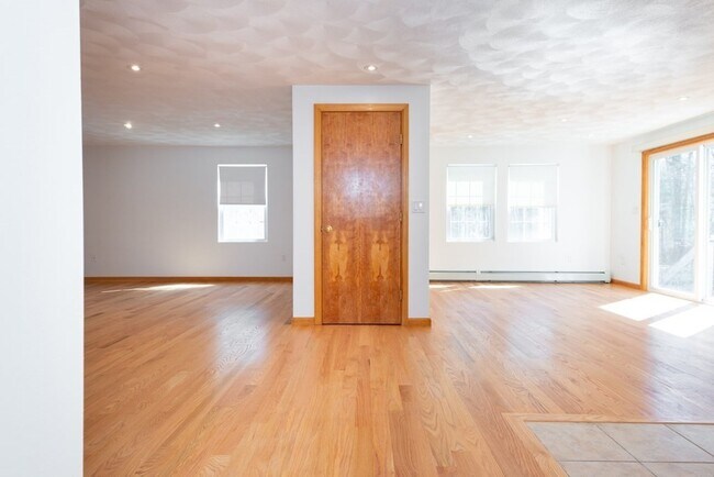 Foto del edificio - 47 Rosewood Dr