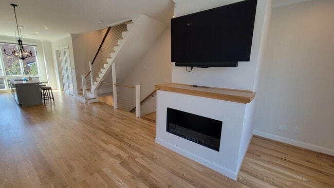 Building Photo - 2 Bed, 2.5 Bath Townhome Available in Down...