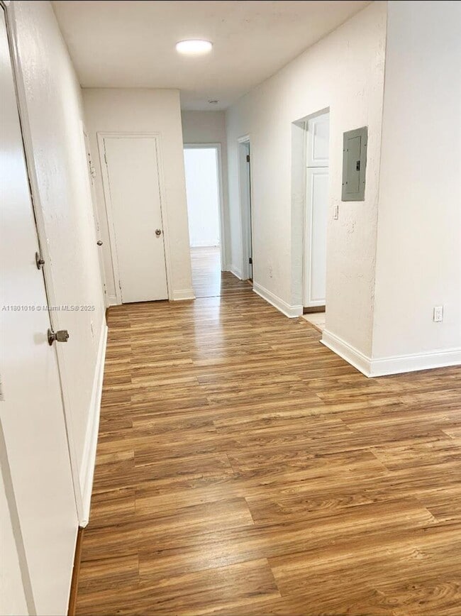 Foto del edificio - 7510 Byron Ave