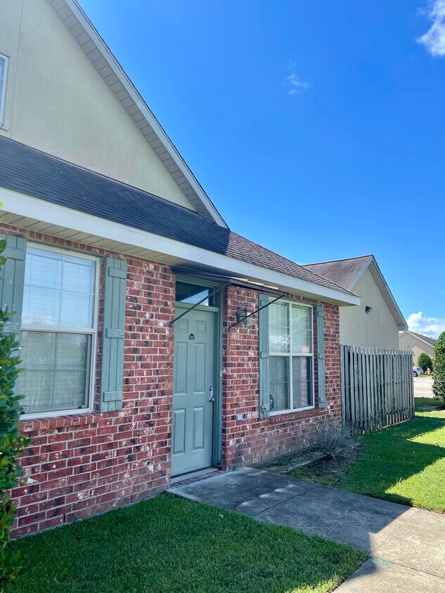 Primary Photo - 10600 Lakes Blvd